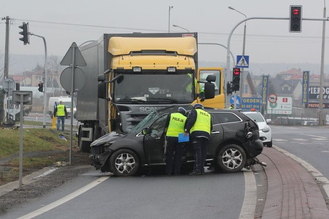 TIR skasował mazdę (zdjęcia)