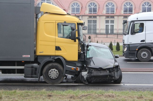 TIR skasował mazdę (zdjęcia)