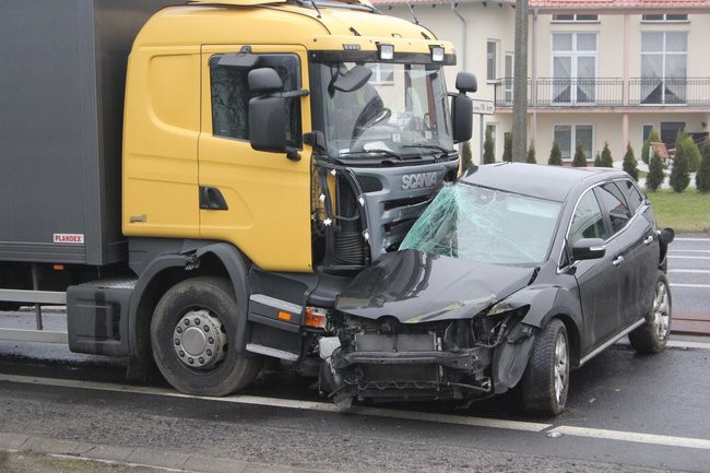 TIR skasował mazdę (zdjęcia)