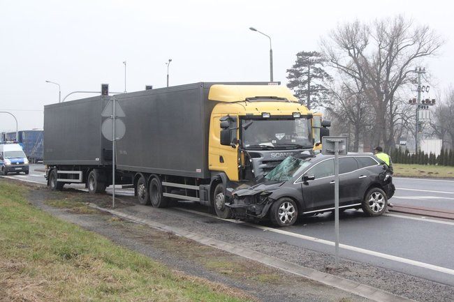 TIR skasował mazdę (zdjęcia)