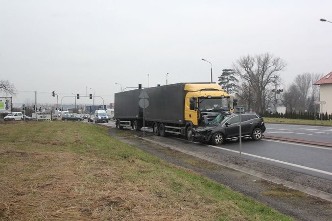 TIR skasował mazdę (zdjęcia)