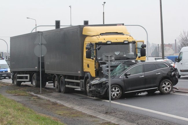 TIR skasował mazdę (zdjęcia)