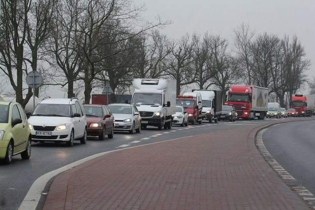 TIR skasował mazdę (zdjęcia)