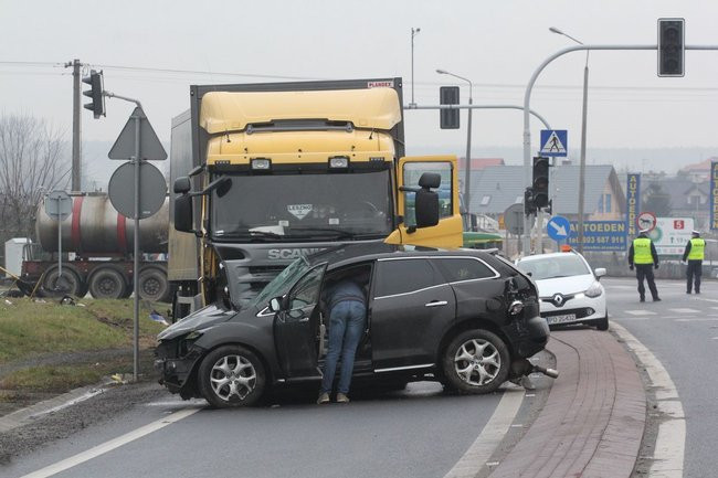 TIR skasował mazdę (zdjęcia)