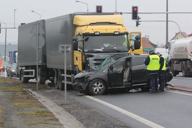 TIR skasował mazdę (zdjęcia)
