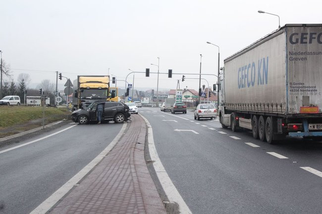 TIR skasował mazdę (zdjęcia)