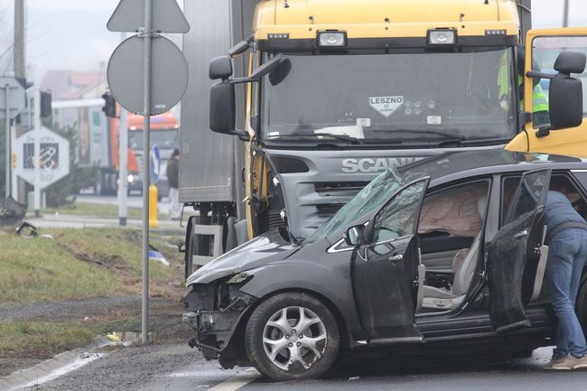 TIR skasował mazdę (zdjęcia)