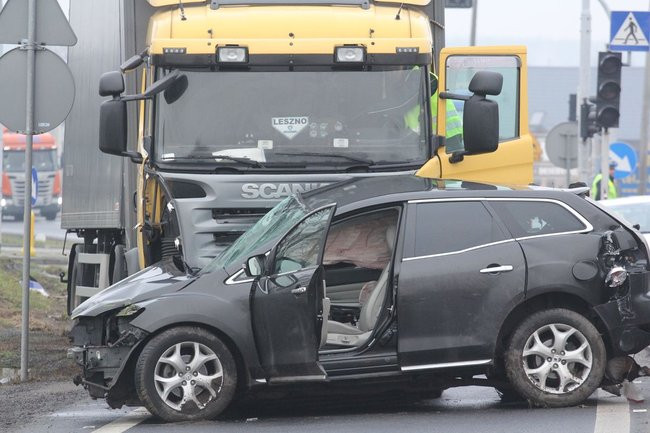 TIR skasował mazdę (zdjęcia)