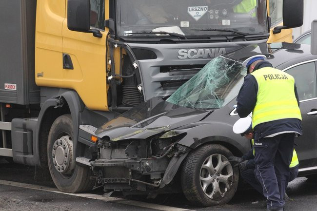 TIR skasował mazdę (zdjęcia)