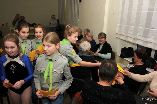 Harcerki z życzeniami w Klubie PKPS (zdjęcia)