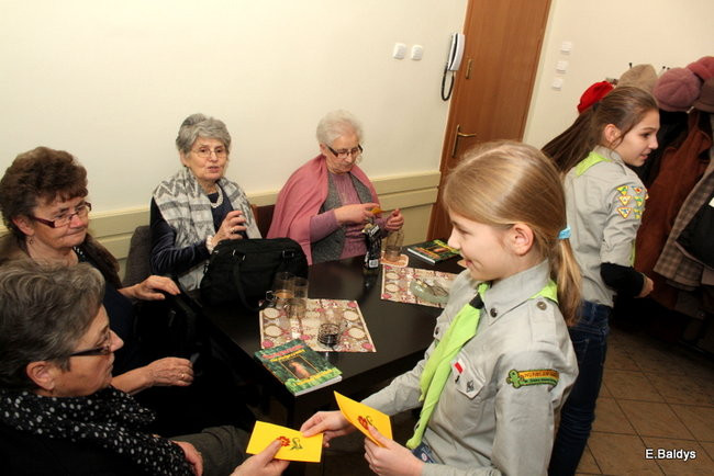 Harcerki z życzeniami w Klubie PKPS (zdjęcia)