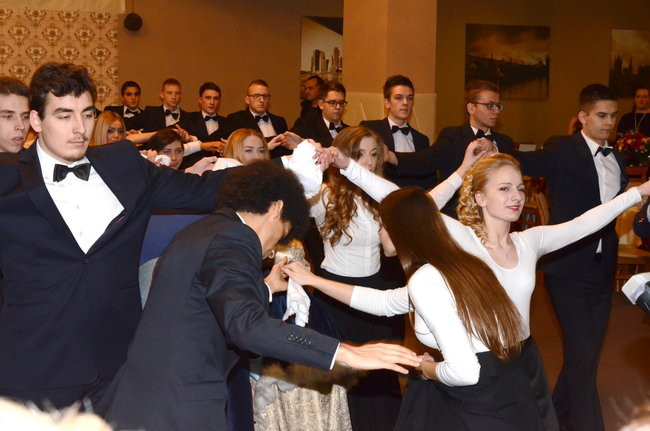 Studniówka w I LO. Artystycznie zadziwili (zdjęcia)