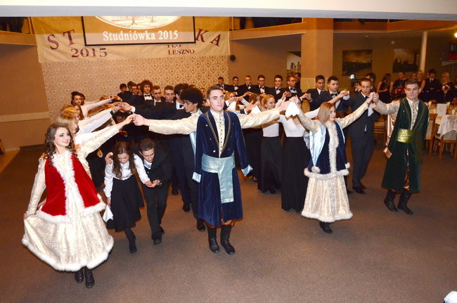 Studniówka w I LO. Artystycznie zadziwili (zdjęcia)