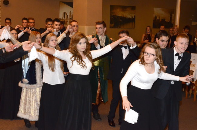 Studniówka w I LO. Artystycznie zadziwili (zdjęcia)