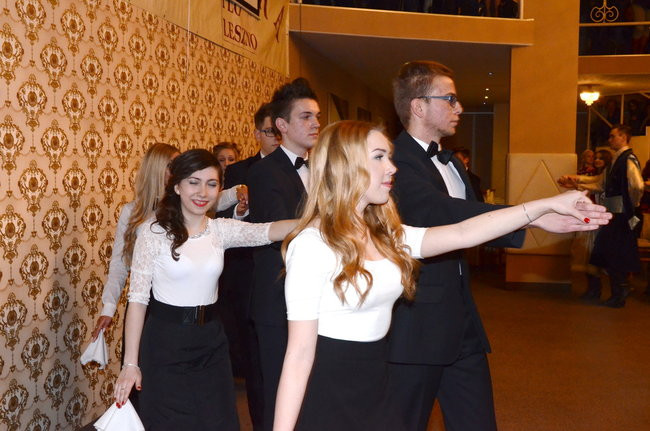 Studniówka w I LO. Artystycznie zadziwili (zdjęcia)