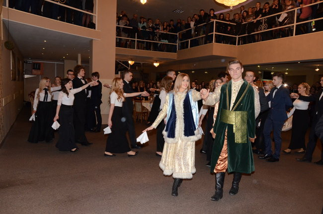 Studniówka w I LO. Artystycznie zadziwili (zdjęcia)