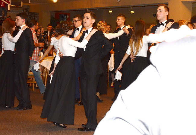 Studniówka w I LO. Artystycznie zadziwili (zdjęcia)