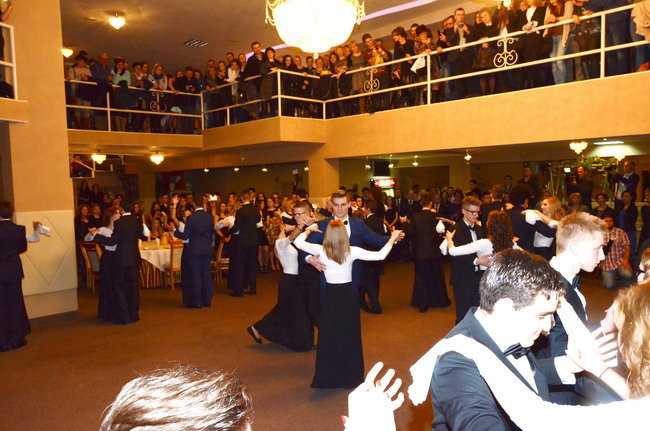 Studniówka w I LO. Artystycznie zadziwili (zdjęcia)