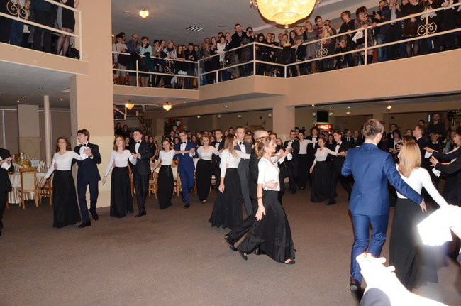 Studniówka w I LO. Artystycznie zadziwili (zdjęcia)