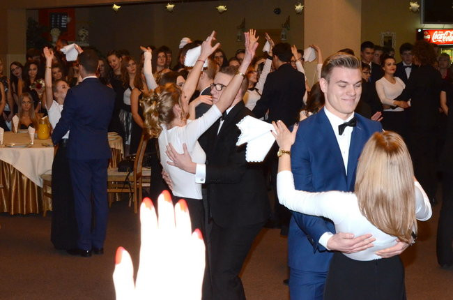 Studniówka w I LO. Artystycznie zadziwili (zdjęcia)