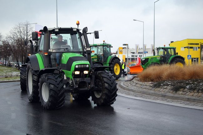 Ciągniki blokują Leszno! (zdjęcia i wideo)