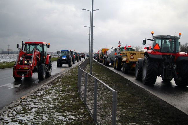 Ciągniki blokują Leszno! (zdjęcia i wideo)