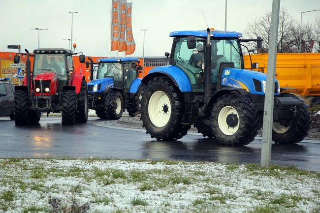 Ciągniki blokują Leszno! (zdjęcia i wideo)