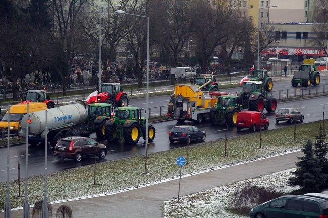 Ciągniki blokują Leszno! (zdjęcia i wideo)