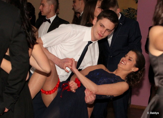 Poloneza czas zacząć. Studniówka III LO (zdjęcia)