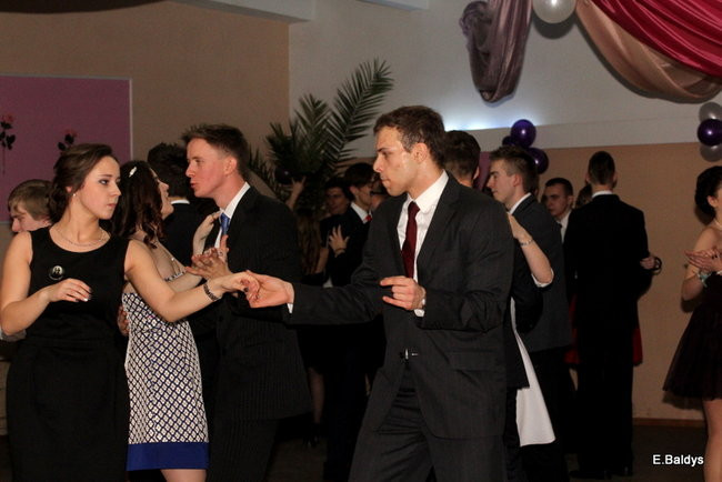 Poloneza czas zacząć. Studniówka III LO (zdjęcia)