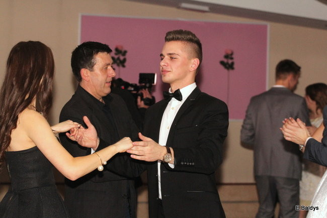 Poloneza czas zacząć. Studniówka III LO (zdjęcia)