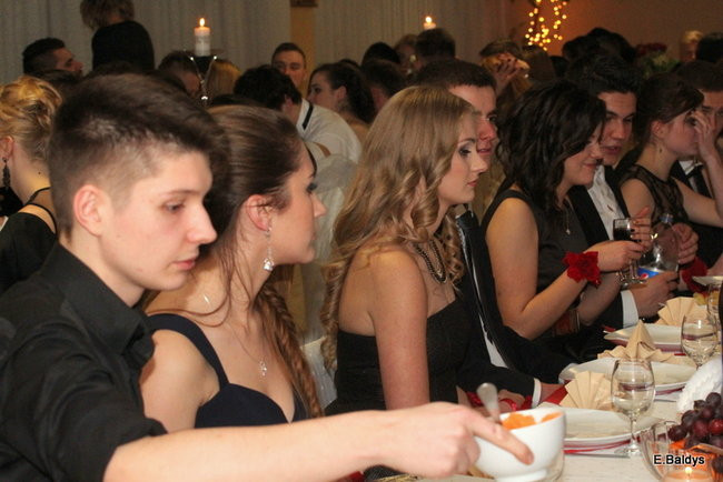 Poloneza czas zacząć. Studniówka III LO (zdjęcia)