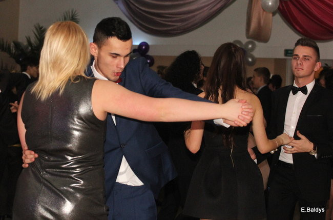 Poloneza czas zacząć. Studniówka III LO (zdjęcia)