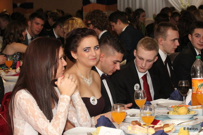 Poloneza czas zacząć. Studniówka III LO (zdjęcia)