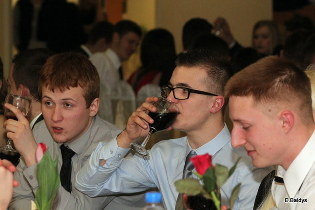 Poloneza czas zacząć. Studniówka III LO (zdjęcia)