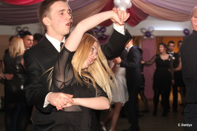 Poloneza czas zacząć. Studniówka III LO (zdjęcia)