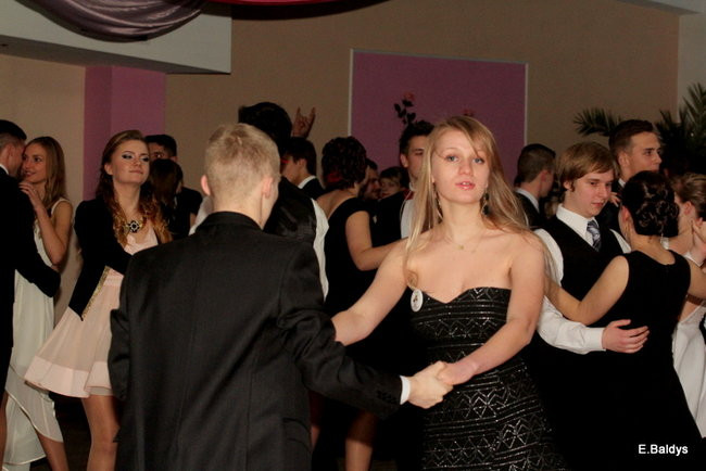 Poloneza czas zacząć. Studniówka III LO (zdjęcia)