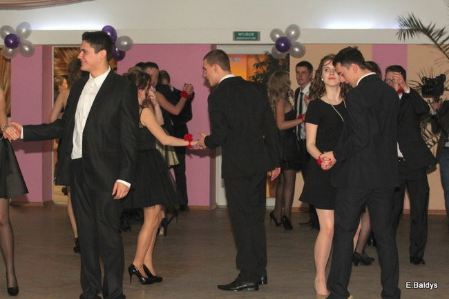 Poloneza czas zacząć. Studniówka III LO (zdjęcia)