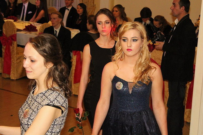 Przednia zabawa uczniów I LO w Rawiczu (zdjęcia)