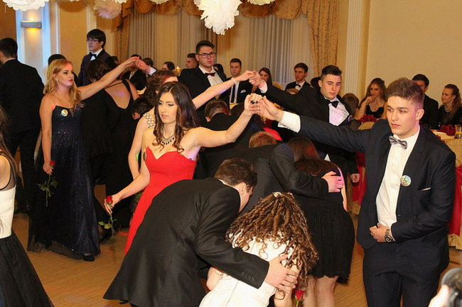 Przednia zabawa uczniów I LO w Rawiczu (zdjęcia)