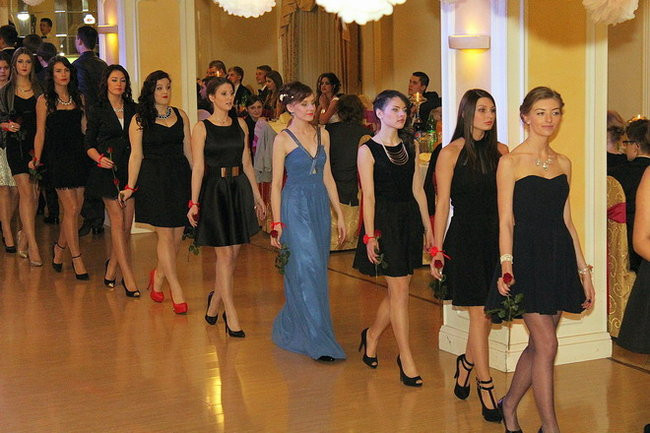 Przednia zabawa uczniów I LO w Rawiczu (zdjęcia)