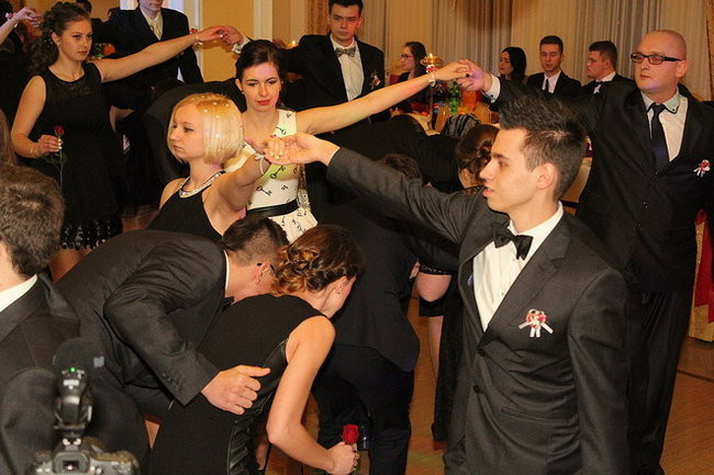 Przednia zabawa uczniów I LO w Rawiczu (zdjęcia)