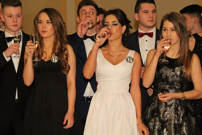 Przednia zabawa uczniów I LO w Rawiczu (zdjęcia)