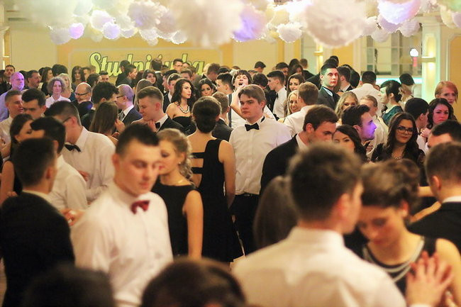 Przednia zabawa uczniów I LO w Rawiczu (zdjęcia)