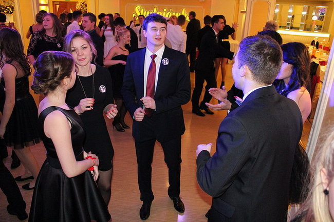 Przednia zabawa uczniów I LO w Rawiczu (zdjęcia)