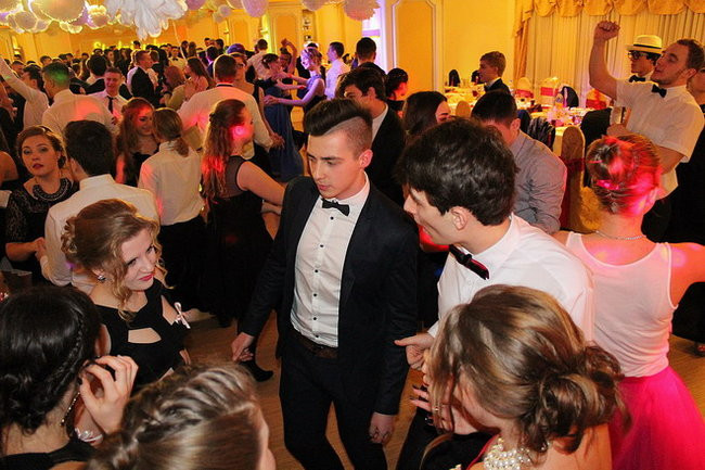 Przednia zabawa uczniów I LO w Rawiczu (zdjęcia)