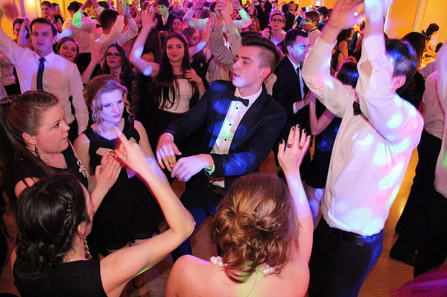 Przednia zabawa uczniów I LO w Rawiczu (zdjęcia)