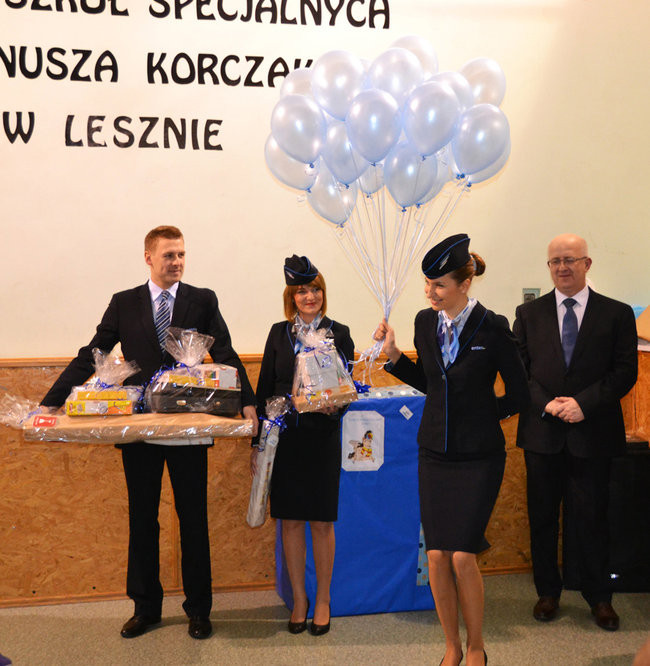 Linie lotnicze pomogły szkole (kilka zdjęć)