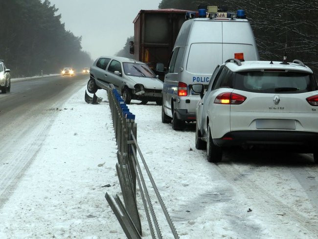 Clio zawisło na barierze (zdjęcia)