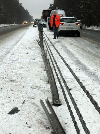 Clio zawisło na barierze (zdjęcia)